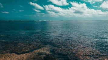 vackert strandlandskap med klarblå himmel foto