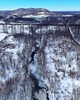 snötäckta berg och flod, new york foto