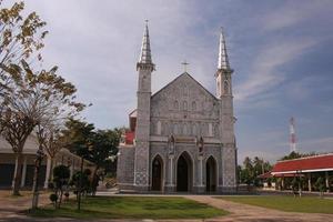 grå färg kyrka och blå himmel, födelsedatum för vår fru katerdralen i samutsongkram provinsen, thailand. foto