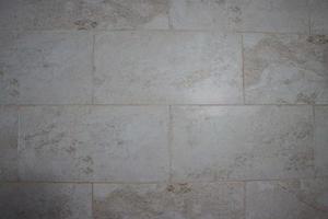 grå marmor textur bakgrund med italiensk marmor sten för keramiska plattor. sprucken betongstruktur på en kakel. dammig och fläckstruktur på ett kakelgolv närbildsfoto. abstrakt grå ton grunge effekt. foto