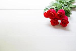 presentgåva med röd ros blomma på träbord, 14 februari av kärleksdagen med romantiska, valentine holiday koncept. foto
