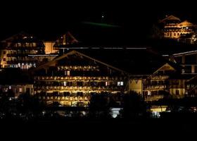 lamporna på hotell som står på en sluttning på natten. foto
