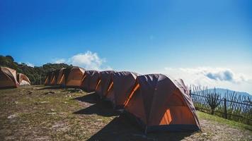 resa koppla av på semestern. camping på berget. thailand foto