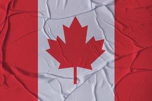 kanadensiska flaggan gjord av skrynkligt papper foto
