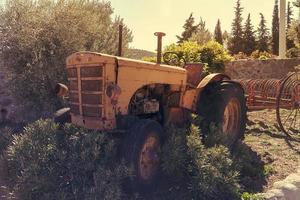 gammal vintage traktor på gården foto