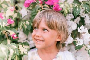 barn ansikte glada porträtt växt blomma resor foto