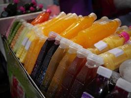 många sorters färgglada kall fruktjuicedryck som säljs på thailändska lokala nattmarknaden foto