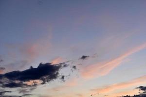 kvällssolnedgång med blå och gula moln foto