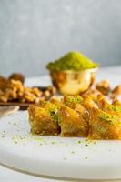 valnötsbaklava på vit marmor. traditionell mellanöstern efterrätt. turkisk antep baklava. foto