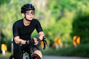 cyklande idrottare förbereder sig för att cykla på gata, väg, med hög hastighet för träningshobby och tävling i professionell turné foto