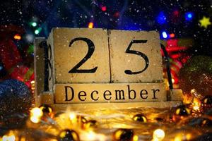 juldag tema med dekorera och fir festive.wood kub block kalender nuvarande datum 25 och månad december.celebration jul och x'mas koncept. foto
