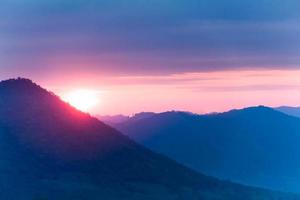 solnedgång på stora berg. foto