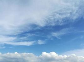 blå himmel och vita moln på morgonen. foto
