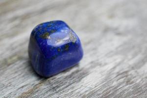 lapis lazuli macor färgfoto mot träbakgrund foto