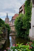 floden lauter i den franska byn wissembourg, alcace foto