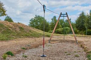 lekplats linbana på en tysk lekplats foto