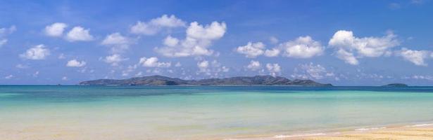 panoramautsikt över tropisk jungfruö i klarblå himmel sommar med turkost havsvatten och vit sandstrand för drömsemester i paradiset resmål och fridfull resa i thailand foto
