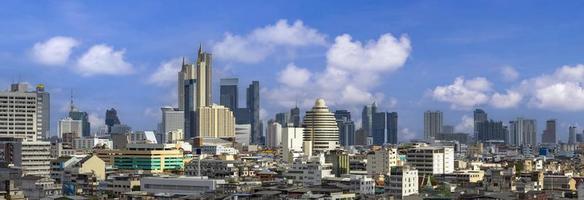 panorama flygfoto över centrala stadsområdet i bangkok med blå himmel för stadsbild och utveckling foto