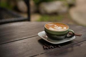 latte art kaffe med kaffebönor
