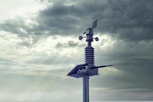 automatisk väderstation, med ett väderövervakningssystem. mot bakgrund av en grå himmel med moln. mjukt fokus. foto