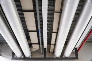 industriella stålrör eller rör av ventilationssystem är abstrakta industriella utrustning backgrounds.concept av rörsystem i byggnad foto