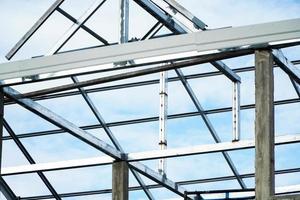 stål takstolskonstruktion för att bygga ett hus på himlen, takdesignidéer foto