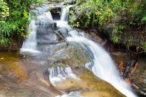 del av soi sawan vattenfall. nationalpark i pha taem ubon ratchathani thailand. foto