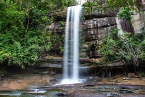 vattenfall i skogen nationalpark thailand foto