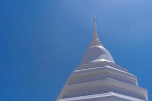 närbild uråldrig vit pagod eller chedi med klar klarblå himmel vid templet wat pa lelai worawihan foto