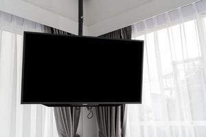 svart blank skärm TV haning på cieling foto