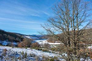 landskap med snöig dal i bergen foto