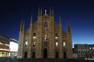katedralen i milano upplyst foto