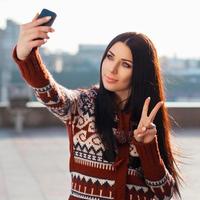 flicka gör selfie på telefonen foto