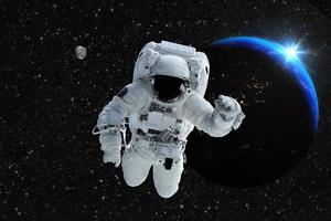 astronaut rymdman yttre rymden människor planet jorden månen. vacker blå soluppgång. delar av denna bild från nasa. foto