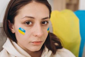 porträtt av en ukrainsk patriotisk flicka foto