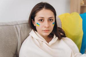 porträtt av en ukrainsk patriotisk flicka foto