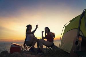 Asien ung camping skog äventyrsresor avlägsen slappna av koncept. foto