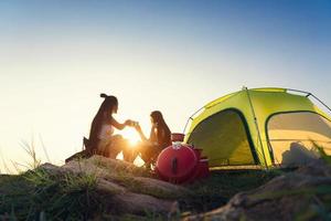 Asien ung camping skog äventyrsresor avlägsen slappna av koncept. foto