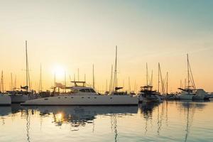 utsikt över hamnen och småbåtshamnen med förtöjda yachter och motorbåtar i pattaya thailand foto