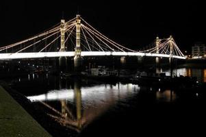 albert bridge by night i london foto