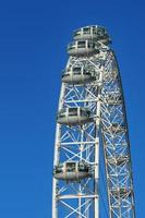 människor som tittar på staden bildar london eye foto