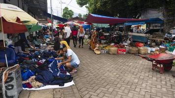 ponorogo, jawa timur, indonesien- 2020-02-01 människor som handlar på traditionella marknader med en mängd olika varor. lokala produkter och importerade produkter är köparnas favoritprodukter foto