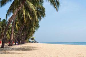 landskap sommar panorama framifrån tropiska palmer och kokospalmer hav strand blå vit sand himmel bakgrund lugn natur hav vacker våg vatten resa bangsaen strand öst thailand chonburi foto