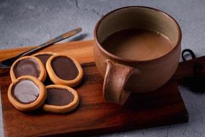 chokladkakor och varmt kaffe foto