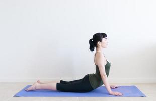 ung kvinna som utövar yoga