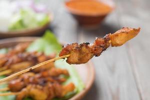 asiatisk mat kyckling satay foto