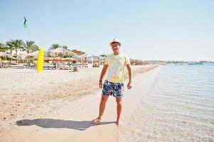 ung man bär panamahatt på stranden vid Röda havet. egyptisk resort, semestertema. foto