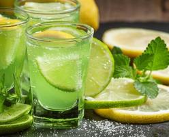 grön cocktail med vermouth, mynta och citrus foto