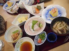 traditionella japanska frukostmåltider med stekt fisk sashimi och tofu serveras i magasinet