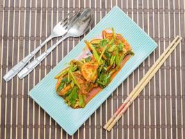 stekt tofu med kinesisk grönkål i röd currysås foto
